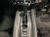 CVT車のセレクトレバーです。低速から高速まで、変速ショックのないスムーズな走りと、エンジン効率のよい領域を維持して燃費にも貢献します。サイドブレーキはスイッチ操作の電子制御パーキングブレーキです。