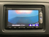 ギヤをR(バック)に入れるとナビの画面に後ろの映像が映るリアカメラ付です。後退時、コンディションが悪い視界でもカラーバックモニターがドライバーをサポートします。