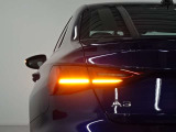 いわゆる「流れるウインカー」ダイナミックターンインジケーターが装備されております。安全性とデザイン性を兼ね備えた鋭い発色は、アウディらしい「技術による先進」を他のドライバーに伝えます。
