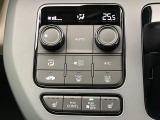 【オートエアコン】一度お好みの温度に設定すれば、車内の温度を検知し風量や温度を自動で調整。暑い&hellip;寒い&hellip;と何度もスイッチ操作をする必要はありません。快適な車内空間には必須の機能ですね♪
