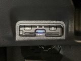 ハンドルの左下にETCがついています。高速道路の料金所の通過も楽々です!。 カードの取り出しもしやすい場所についています。