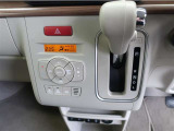 スタイリッシュなデザインのインパネ。各操作スイッチは使いやすい位置に配置されてます。