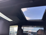 【ツインムーンルーフ】天井から太陽の穏やかな光や爽やかな風を取り込むことができる、トヨタの「サンルーフ」です!頭上のスイッチでムーンルーフを開閉することができます。