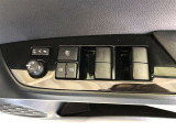 パワーウィンドウスイッチで運転席から全席の窓の開閉ができます。