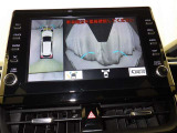 パノラミックビューモニターシステムが付いているので車の上から見た映像が確認できますよ。 一目で車両周辺の情報を確認できますが、直接安全をご確認下さい。