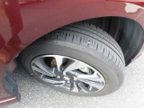 タイヤの残り溝を撮影しました☆タイヤの溝もしっかり残っていますので、安心して走行可能です(^^)/