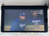 【後席モニター(フリップダウンモニター)】後部座席からも、DVDや映画・ライブ映像など様々な動画が楽しめドライブが退屈しません!※機種によって接続できる映像が異なります。