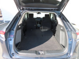 【大容量ラゲッジスペース】 簡単な操作により、シートを倒して荷室の容量を増やすことが可能!!急な大きいお買い物も、怖くありません!!