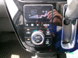 オートエアコン装備。温度設定だけで快適な車内に!
