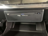 助手席グローブBOX内にCD/DVDプレイヤー搭載