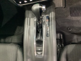 CVT車のセレクトレバーです。低速から高速まで、変速ショックのないスムーズな走りと、エンジン効率のよい領域を維持して燃費にも貢献します。サイドブレーキはスイッチ操作の電子制御パーキングブレーキです。