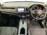車内は光触媒抗菌消臭施工済です。インパネ周りはスタイリッシュなデザインです。グローブボックスやカップホルダーのほかにトレーなどたくさんの収納スペースが付いています。