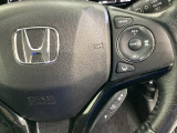 ハンドルにHondaセンシング系のクルーズコントロールやレーンキープアシストなどの操作スイッチが装備されています。ハンドルから手を離さず安全に操作できます。
