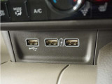 スマートフォンの充電等にも便利なUSB電源ソケット等も使いやすい場所に装備されています。