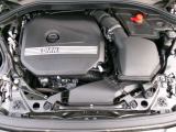 エンジンルームには1.5L直列3気筒ターボエンジンを搭載。コンパクトながら高効率で、整然と配置された補機類がメンテナンス性を高め、BMWらしいクリーンで機能的な仕上がりとなっています。