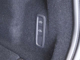 ラゲージ右側にはエアサスコントロールスイッチが付いていますので荷物の出し入れに重宝します