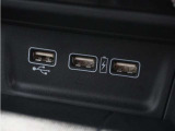 【USBジャック】充電をスマートに。スマートフォンやタブレット、携帯ゲーム機などの充電が可能。