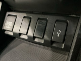 アクセサリーソケットはUSBのアダプターなどをつければ、スマホの充電にも使えます。横にはナビゲーション用の外部入力可能なUSB端子がついており、周辺には物が置けるトレーがついています。
