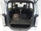 【トランクスルー機構】後席を前に倒してトランクルームとつなげ、長尺物の収納を可能にするトランクスルー機構も備えています。