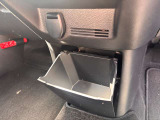 運転席と助手席の間にも小物が入る収納があります!