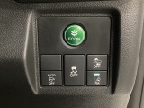 Hondaセンシング用の、VSA(ABS+TCS+横滑り抑制)解除とレーンキープアシストシステムのメインスイッチなどはハンドルの右側に装備しています。燃費に役立つECONボタンもここです。