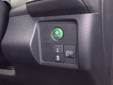 【eコンスイッチ】低燃費運転をサポートするECONモード。スイッチをONすると、エンジンやトランスミッション、A/Cなどを協調制御し、燃費の向上に貢献。エコドライブの効果を高めます。