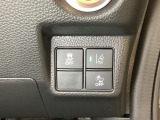 Hondaセンシング用の、VSA(ABS+TCS+横滑り抑制)解除とレーンキープアシストシステムのメインスイッチなどはハンドルの右側に装備しています。