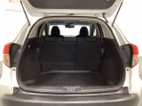 ラゲッジも広く使いやすいトランクは、開口部も広く荷物の積み下ろしもしやすいお車となっております。リアシートの背もたれは6:4の割合で分割して可倒できるので、長いお荷物などを載せることもできます。