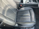 ●レザーシート『高級感や耐久性がありこちらのモデルにも採用されています。レザーは見た目が美しく内装を豪華に演出します。柔らかく肌触りが良く長時間の運転でも快適です。
