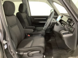 女性でも運転がしやすいように、シートの高さ調整機能(シートリフター)がついています。広い足元にゆったり座れるシートには肘掛も装備しており長距離の運転でも疲れにくいシートです。