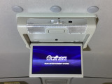 天井にリア席モニターが付いています。ナビゲーションで再生しているDVD等の映像を、後部座席の方にご覧いただくことができます。お子様にも大人気です。