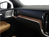 ダッシュボードとトンネルコンソールに配されたリニアライムウッドパネルや、コントラストステッチで縁取られたテイラードダッシュボードなど、Ultraならではの上質感を演出する装備も充実しています。