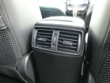 後席も快適装備のエアコン吹き出し口