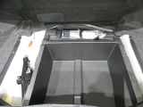 パンク修理剤とエアーポンプのセットです。スペアタイヤは装備していませんが空いたスペースを小物入れとして使用できます