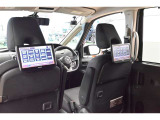 後席モニターも付いています。2列目の同乗者も、楽しさを共有できます。また、後方の車からも見えて、アピールになりますよね?暇つぶしにしてもらえると、すごく車内が盛り上がりますよね!