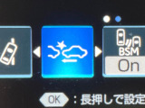 【プリクラッシュセーフティ】前方の車両等を検知し、衝突しそうな時は警報で注意を促し、ブレーキを踏む力をサポート。ブレーキを踏めなかった場合は衝突被害軽減ブレーキが作動、衝突回避をサポートします。