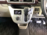 足元スッキリ、インパネシフトです。パーキングブレーキはフットブレーキタイプなので、運転席と助手席の間がスッキリしています。
