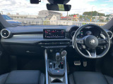ドライバー視点から設計されたコックピット。デジタルメーターと10.25inタッチスクリーンは直感的で臨場感溢れるドライブを実現。