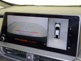 パノラミックビューモニターシステムが付いているので車の上から見た映像が確認できますよ。