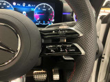ステアリングシフトが装備されております。ステアリングから手を離さずにシフトチェンジができます。マニュアルモードをご選択いただくことによって、よりアグレッシブな走行が可能となります。