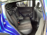 リアシートは左右、別々に多彩なアレンジをする事ができます。1段階のリクライニングも出来ます。また、リアシート座面を跳ね上げて、背の高い荷物などを積む事ができます。