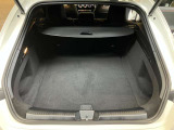 ゆったりとしたトランクルームでございます。たくさんのお荷物の車載が可能でございます。