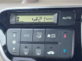 【オートエアコン】一度お好みの温度に設定すれば、車内の温度を検知し風量や温度を自動で調整。暑い&hellip;寒い&hellip;と何度もスイッチ操作をする必要はありません。快適な車内空間には必須の機能ですね♪