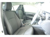 厚みがあって、座り心地のいいシート。運転席も助手席もリラックスしてゆったりと座れます。