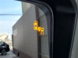 {ブラインドスポットモニター}隣の車線を走る車両をレーダーで検知し、ドアミラーに搭載されたLEDインジケーターが点灯し注意を喚起してくれます。