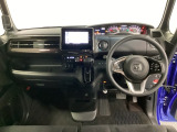車内は光触媒抗菌消臭施工済です。スタイリッシュなデザインでスポーティなインパネ周りを演出します。グローブボックスやカップホルダーのほかにトレーなどたくさんの収納スペースが付いています。