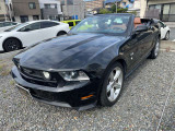 初代以来初めてギャロッピングホースのエンブレムの意匠が変わったのが注目点です V8モデルはダーククロームカラーです