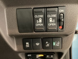 両側電動スライドドアは運転席から操作ができます。Hondaセンシング用のVSA(ABS+TCS+横滑り抑制)解除とレーンキープアシストシステムなどのメインスイッチも装備しています。