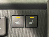 寒い日のドライブを快適にする運転席&助手席シートヒーターが付いてます。その隣にはアクセサリーソケット(12V/120W)も装備されています。