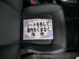 室内外はもちろん、シートを外してニオイの元となるフロアカーペットまで消臭・除菌を実施。中古車を気持ちよくお乗りいただけるクリーニングサービスです。詳細は販売店スタッフまでおたずねください。